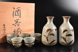 R6380: Japanese Karatsu ware glay glaze BOTTLE & CUP w/signed box Sake vessels