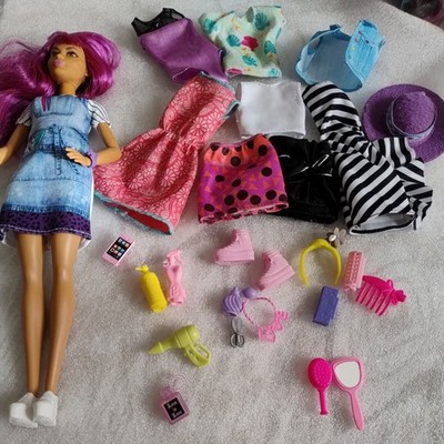 Barbie Salon Stylist Puppe mit Bürste Haartrockner mit Kleidung und Zubehör