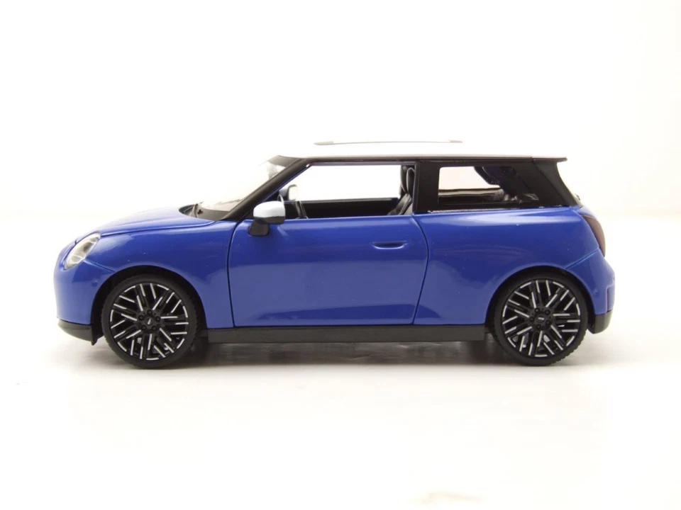 Mini Cooper Se J01 2023 Blu Modellino Auto Bianca 1:24 Maisto - Immagine 3 di 4