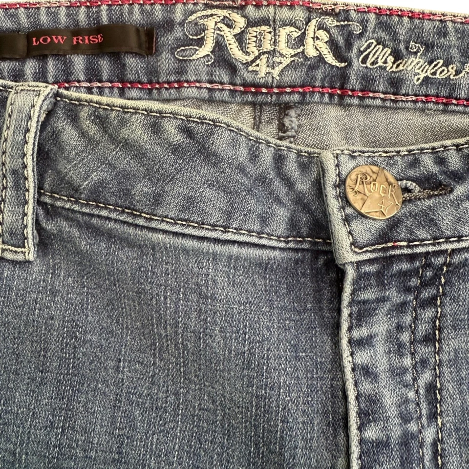 Pantalones de mezclilla Rock 47 by Wrangler para mujer 34x34 (36x32) tiro bajo corte bota adornados Foto 4 de 4