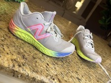 New Balance Fresh Foam Arishi V4 Light Aluminum Rainbow Colorway Girls 4