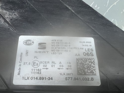SEAT ATECA LED DRIVERS HEADLIGHT P/N 577941032B BROKEN LUGS 2022 MODEL FREE P+P - Picture 2 of 6