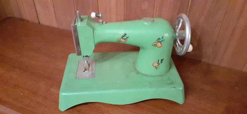 β
π― macchina da cucire giocattolo vintage prodotta in Unione Sovietica