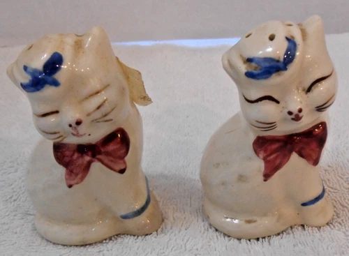 Shawnee Pottery Puss 'N Boots Pepper Shakers 1 Good other for Repair