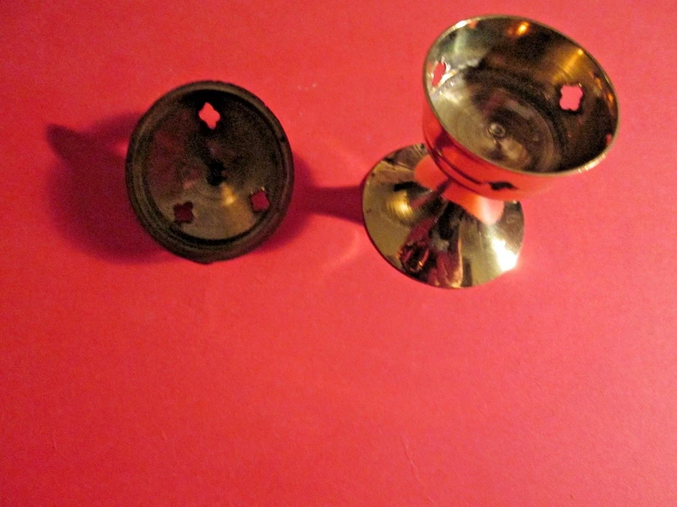 Quemador de pie de incienso de latón con tapa grabada  Foto 3 de 3