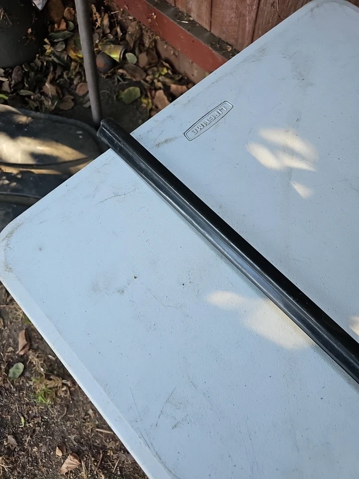 Volvo 245 Wagon 91 negro trasero D.S. Línea de cinturón turbo de goma con borde de cuarto de panel Foto 4 de 4