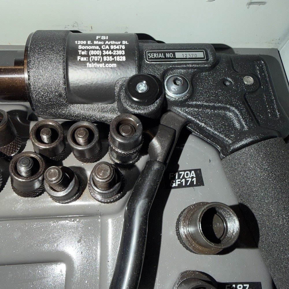 D700C Riveter CherryMax® Configuration
