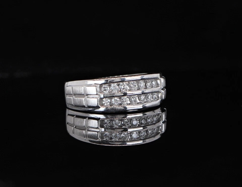 Anillo de boda de diamantes con conjunto de canales redondos de 0,28 quilates de oro blanco de 10 quilates de $1.600 9 Foto 3 de 4