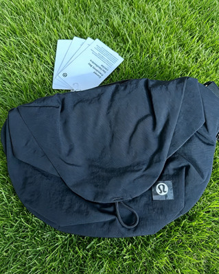 NWT lululemon Curved Crossbody Bag 3L Black - Lightweight Travel Crossbody