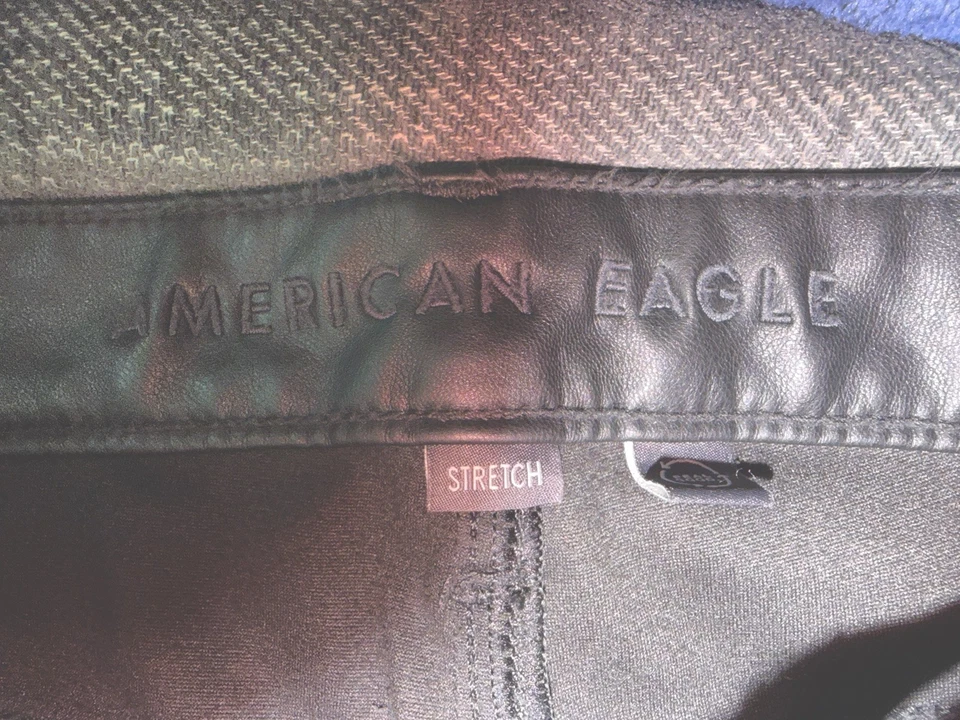 Jean recto al tobillo AEO 6 corto imitación cuero ribete negro tiro súper alto Foto 4 de 4