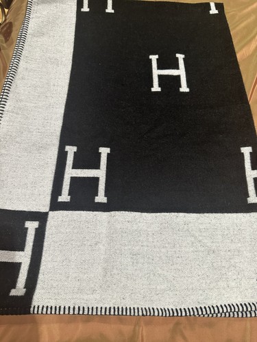 H HOME CASHMERE MONOGRAM BLANKET / THROW GIFT - Picture 8 of 8