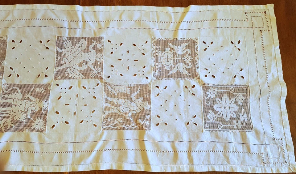 CHEMIN DE TABLE-  en coton brodé et carrés de dentelles au filet - 112cmx46 cm - Photo 2/4