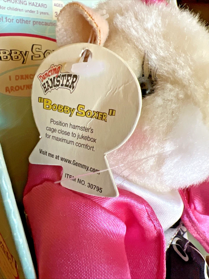 Hámster cantor bailando - Bobby Soxer - "Rock alrededor del reloj" - ¡Ver video! Foto 2 de 4