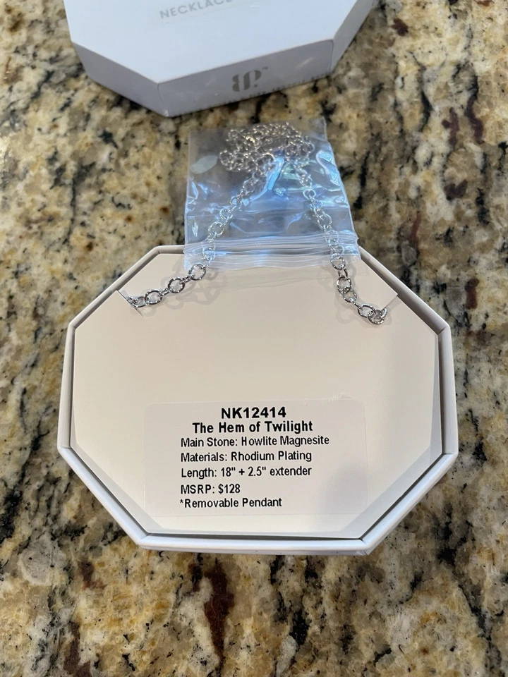 Collar Bomb Party NK12414 El Dobladillo del Crepúsculo - Howlite Magnesita Foto 2 de 2