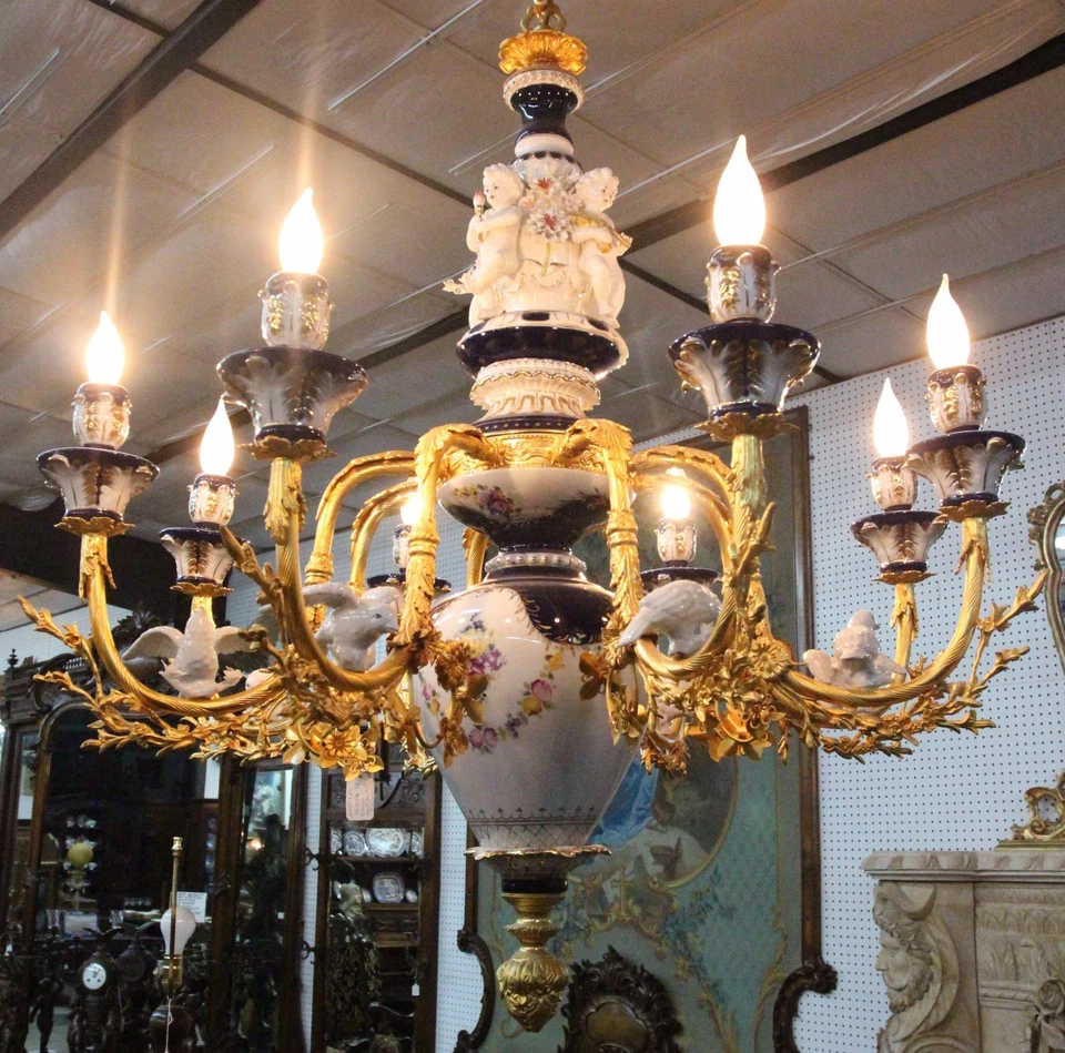 Lámpara de araña grande estilo Dresde de porcelana y bronce de 8 luces con querubines y palomas Foto 4 de 4