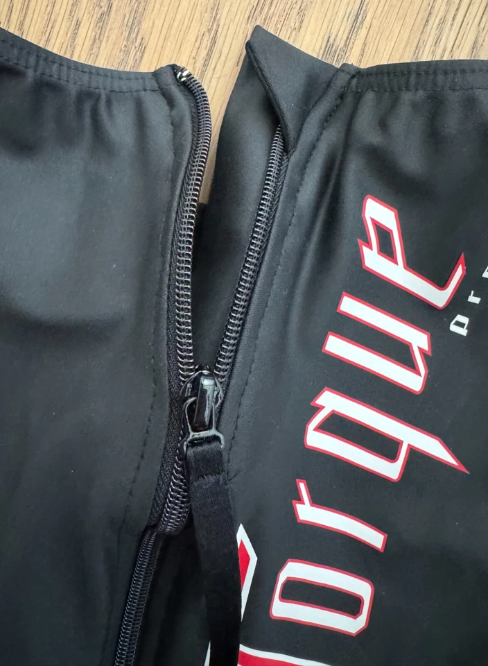 TYR Masculino XS Preto Vermelho TORQUE PRO Zíper Traseiro Curto John Swimskin Fabricado nos EUA Nova Caixa - Imagem 3 de 4