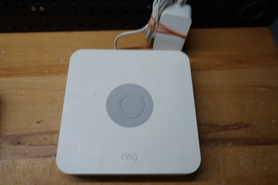 (i) Ring Alarm Base Station US White 4HB1U9-0EN0 - Locked/Registered - Powers On - Image 2 of 4