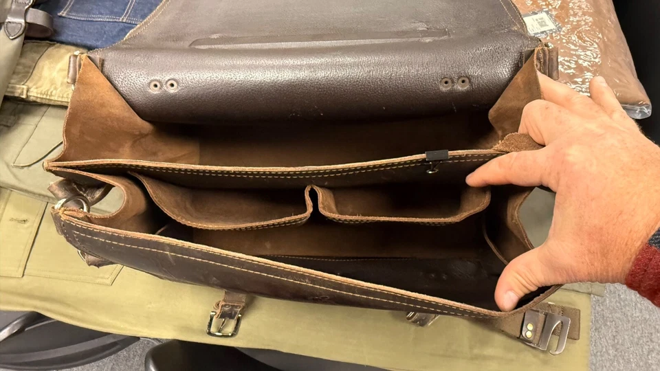 Maletín clásico grande de cuero Saddleback - marrón café oscuro Foto 4 de 4