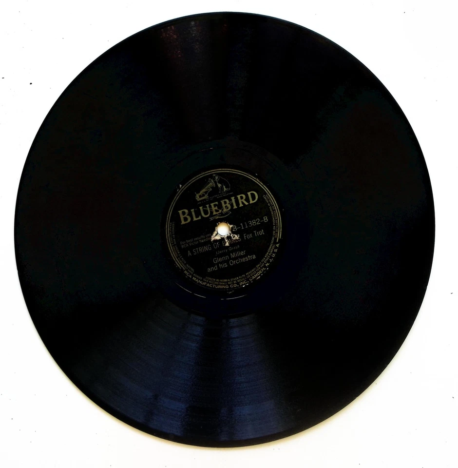 GLENN MILLER AND HIS ORCHESTRA – DAY DREAMING / A STRING OF PEARLS 78 RPM 1045 - Image 2 of 3