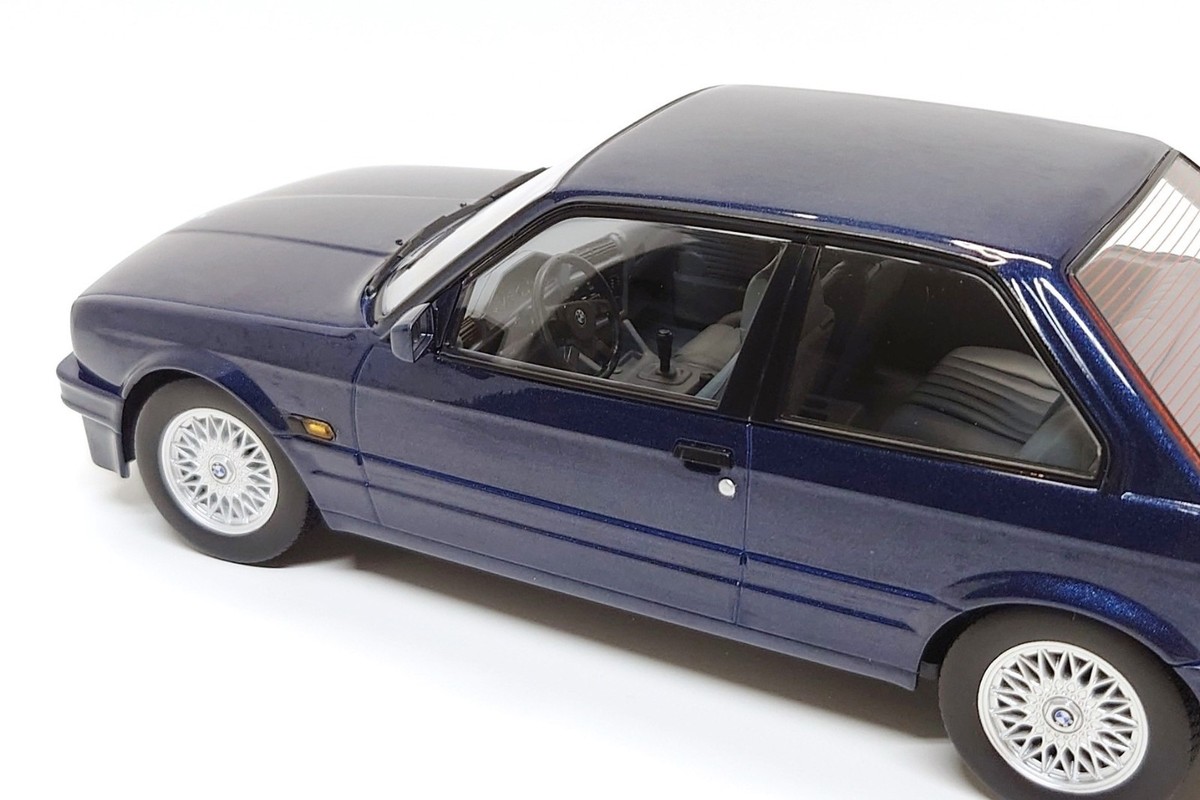 Het 1:18 Diecast model van de BMW M3 Italo 320IS E30 van 1989 in