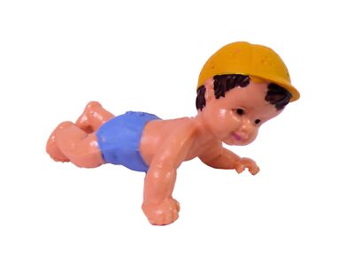 Bullyland  Microfigur Baby Junge krabbelnd mit Baseballkappe  5cm