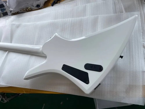 Top 4 Strings White Body Electric Bass Guitar with Maple Neck,Black Hardware - Picture 5 of 6