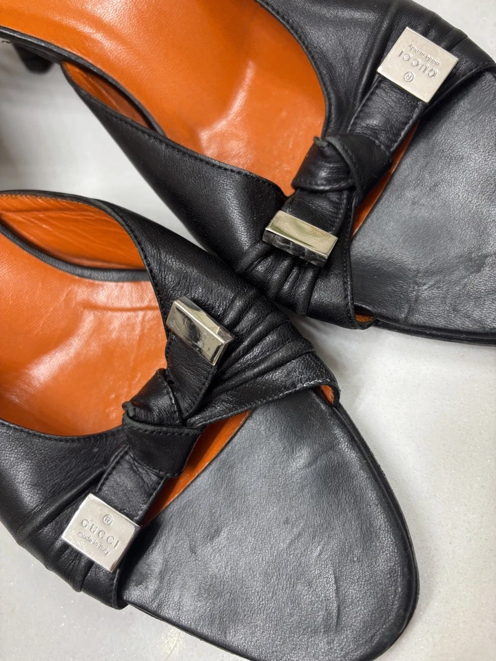 Sandalias Gucci Vintage Cuero Negro Deslizables 7.5 B Arco Gatito Tacón Logo Foto 4 de 4