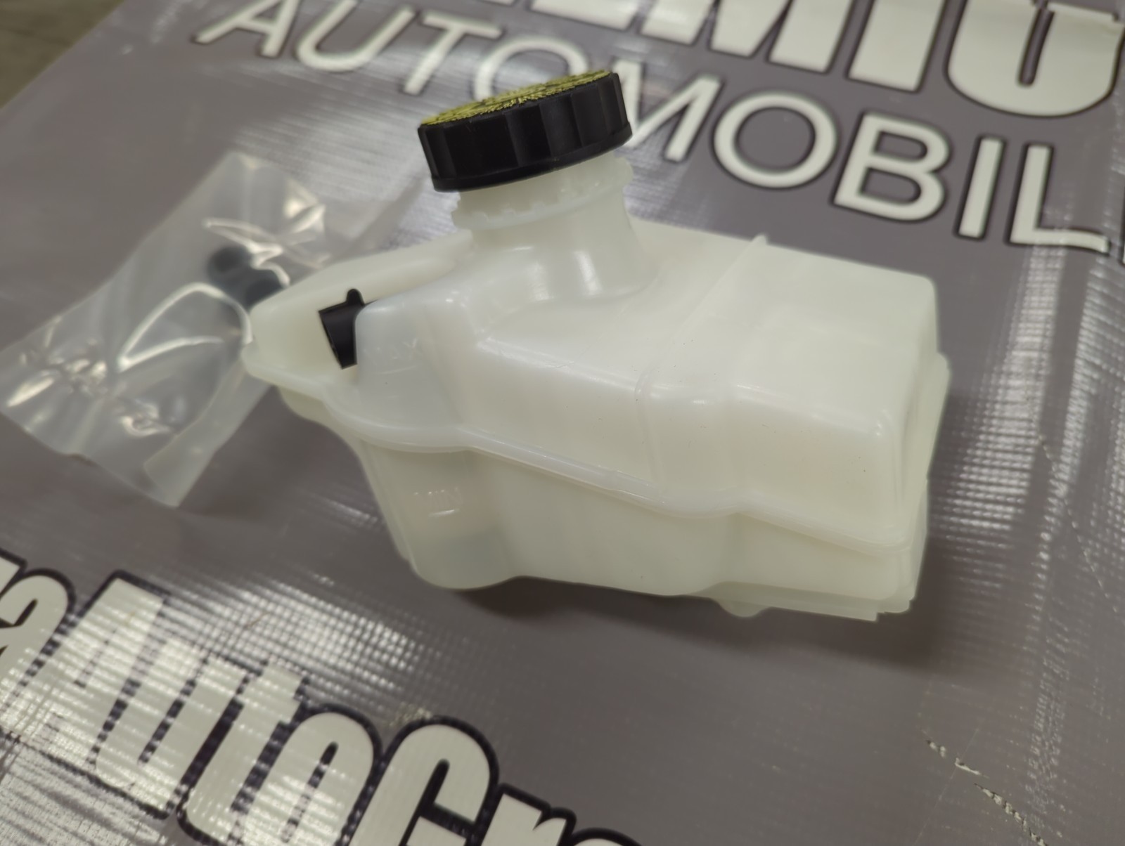 OEM Maserati Brake Booster Tank, Levante 4x4, 17-24, 673007334