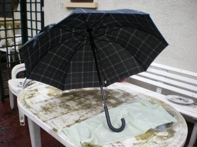 un parapluie homme a carreaux ISOTENER qui fait 96cm de long et cane - Photo 1/4