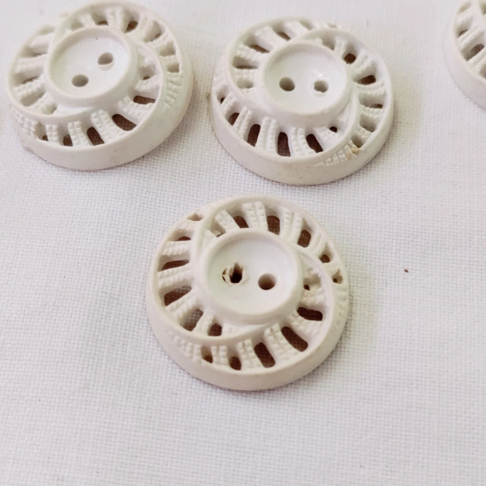 Lote De 13 Botones Blanco Vintage Plástico Perforado Remolino Retro 3/4" Foto 3 de 4