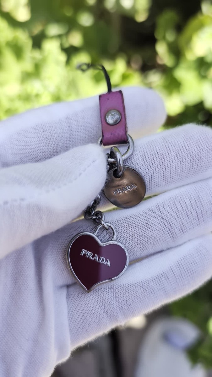 【美品】 PRADA プラダ　携帯ストラップ　バッグチャーム　ハート　ブラック プラダハート バッグチャーム 黒 ゴールド金具 レディース
