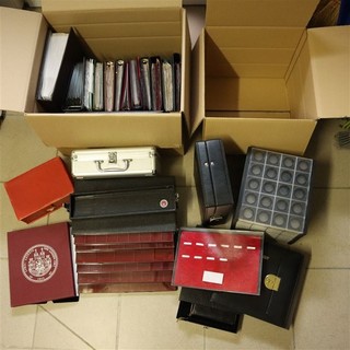 2 volle Kartons Zubehör u.a. Münzalben Kassetten Boxen etc.