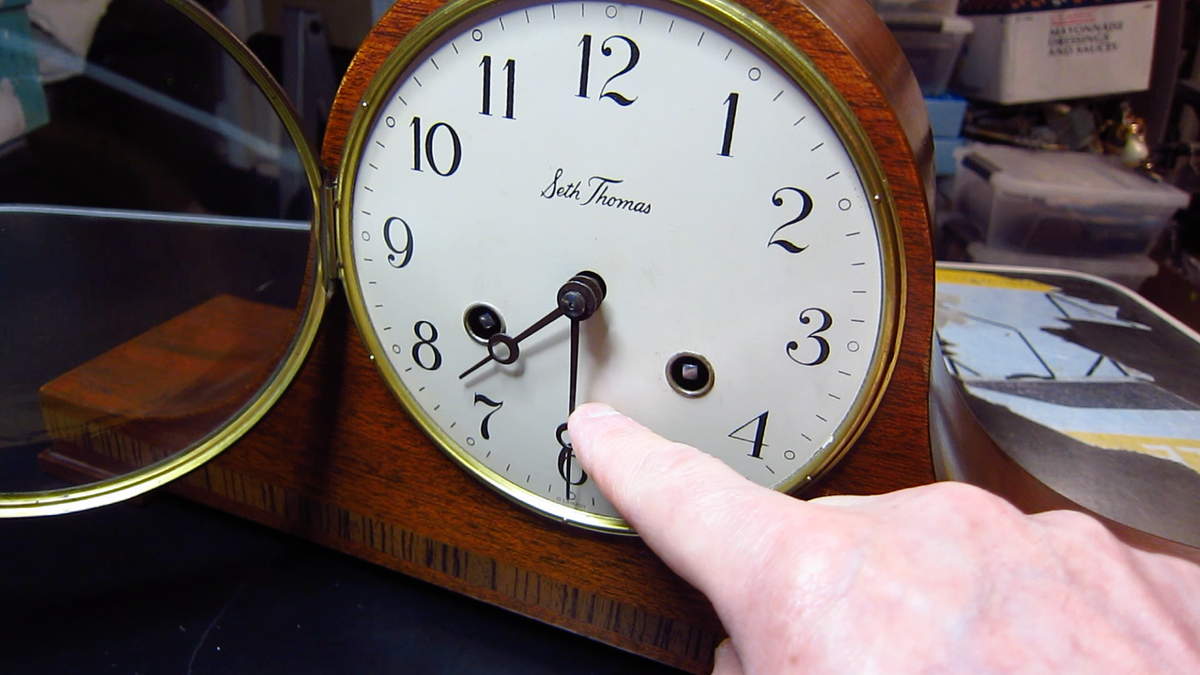 Seth Thomas Mantle Clock Brown Wood with Key E899-156 Keeps Good