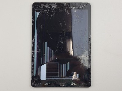 Apple iPad (8th Gen.) (A2428) 32GB, Wi-Fi + 4G (Unlocked) 10.2'' - *DAMAGED*