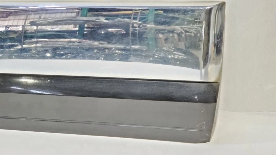 Moldura de porta traseira direita arranhada PN 7L747824736AE FABRICANTE DE EQUIPAMENTO ORIGINAL 2010 Lincoln Navigator - Imagem 3 de 4