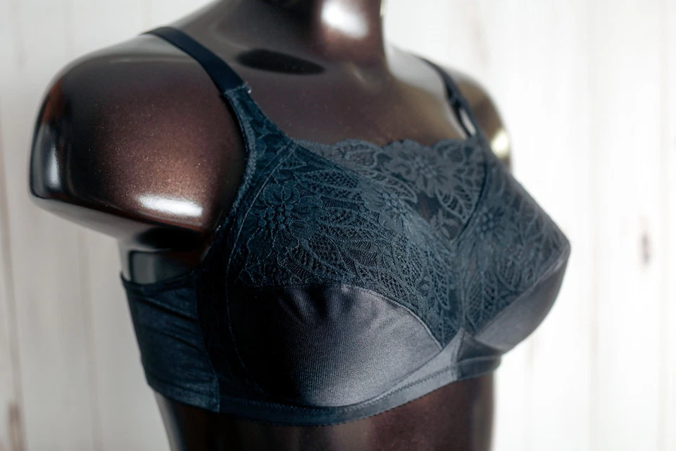 Sujetador retro Amoena 40C inalámbrico transpirable copa suave encaje cobertura completa negro Foto 2 de 4