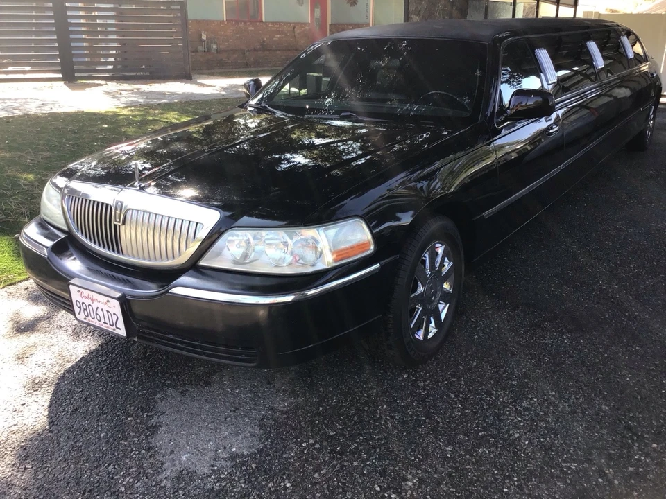 2004 Lincoln Town Car EXECUTIVE - Image 3 of 4