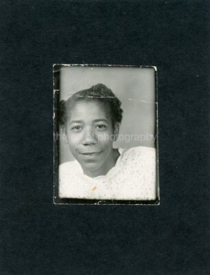 DISTRESSED SMALL BLACK AND WHITE PORTRAIT ON Backing Paper WOMAN 410 LA 92 CC