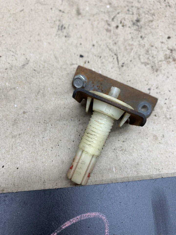 Interruptor de luz de cortesía Mercury Capri Ford Mustang 1980 Capri hatchback 1979-1986 Foto 4 de 4