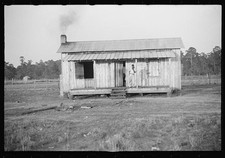 Foto: Casa de madera hombre en porche cabaña rural años 30