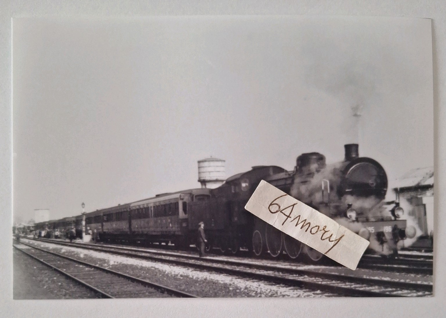 Fotografia Locomotiva a vapore FS Gr 685.196 con carrozze paseggeri