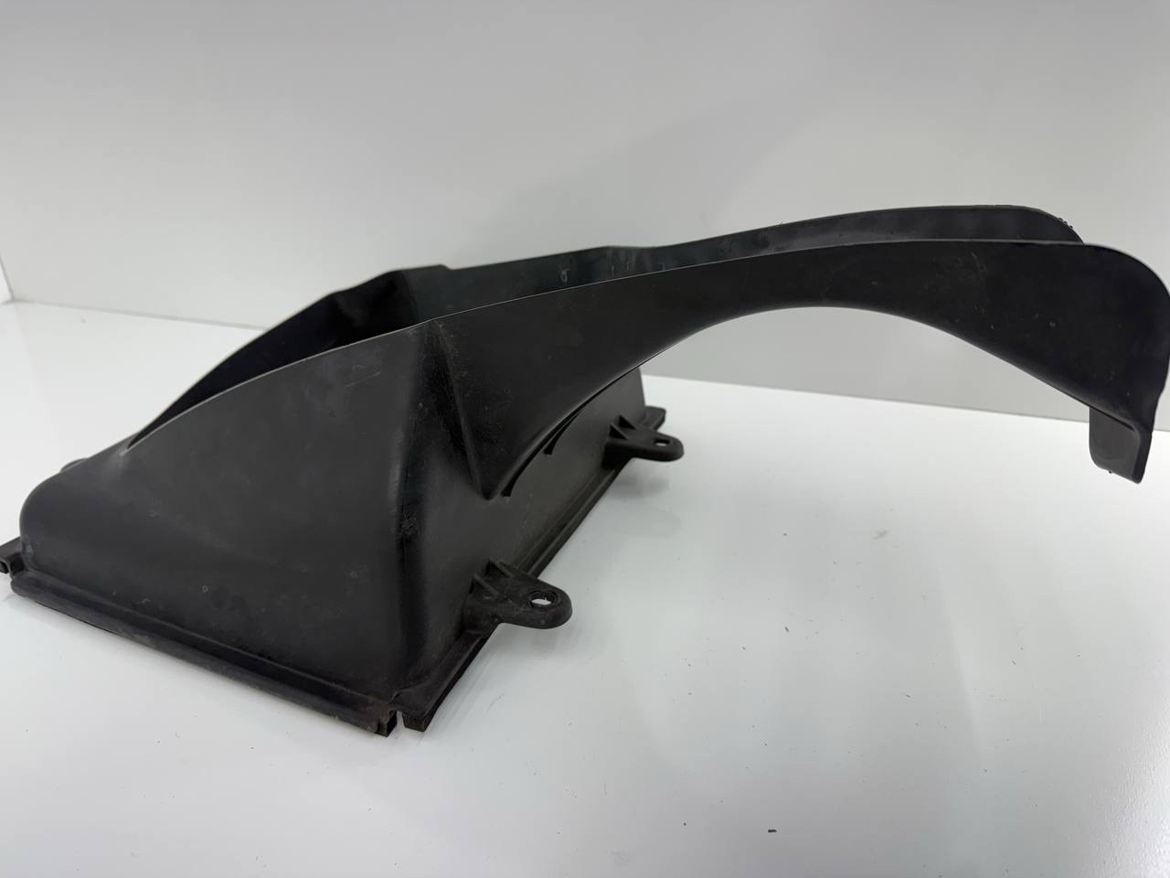 2014-2019 MASERATI GHIBLI FRONT RIGHT PASS SIDE INTERCOOLER AIR DUCT GUIDE 