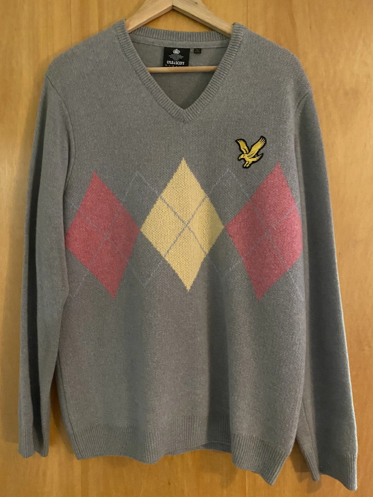 Lyle & Scott Men’s V Neck Jumper. Size large. Stuart’s of London