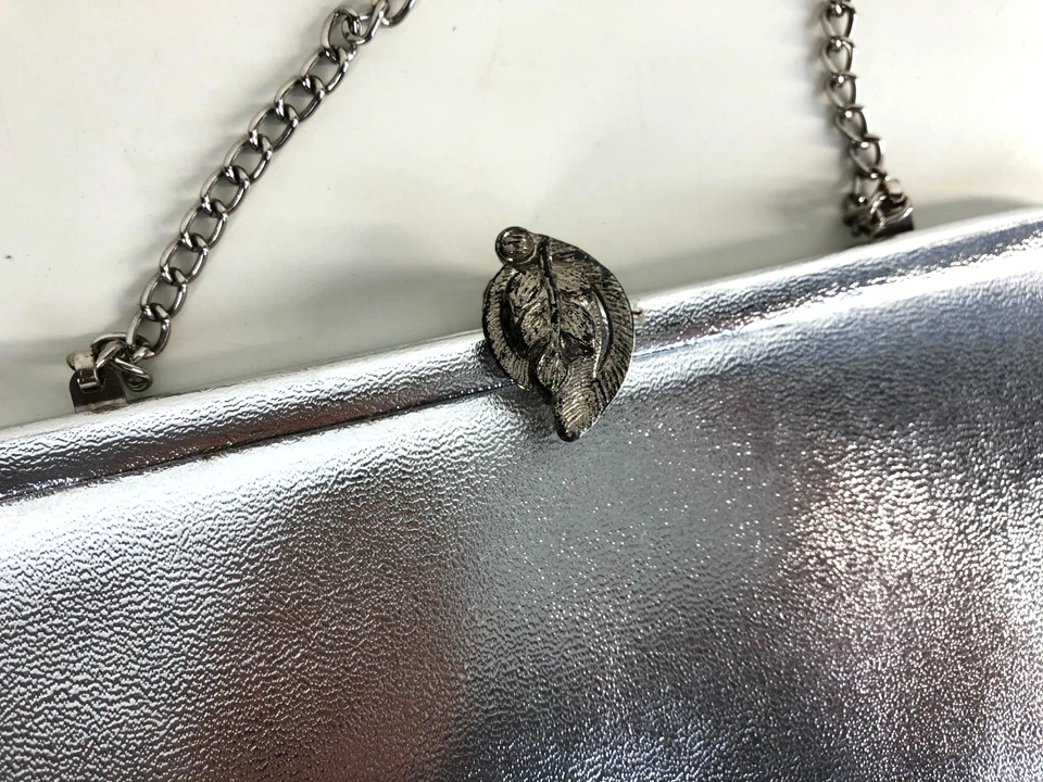 6 carteras de mano vintage de satén rojo con pedrería plateadas para damas y mujeres Foto 2 de 4