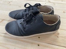 TOMS BLACK Leather PASEO Low Top Shoes sherpa lined Womens Sz 9