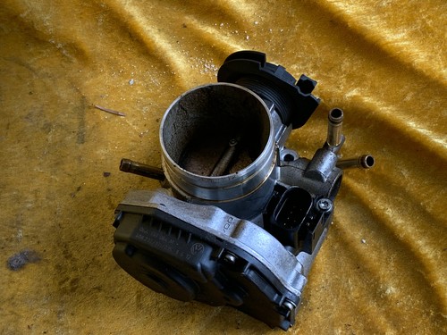 AUDI A3 / 8L 1.8 Drosselklappe 06A133064M Original VDO