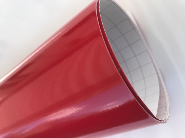 Film vinyle rouge brillant thermoformable 1m x 1m50 avec raclette 3M et cutter pour covering
