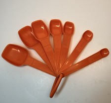 7 Vintage Tupperware Measuring Spoons w Ring  Complete 1/8t -1 T Orange
