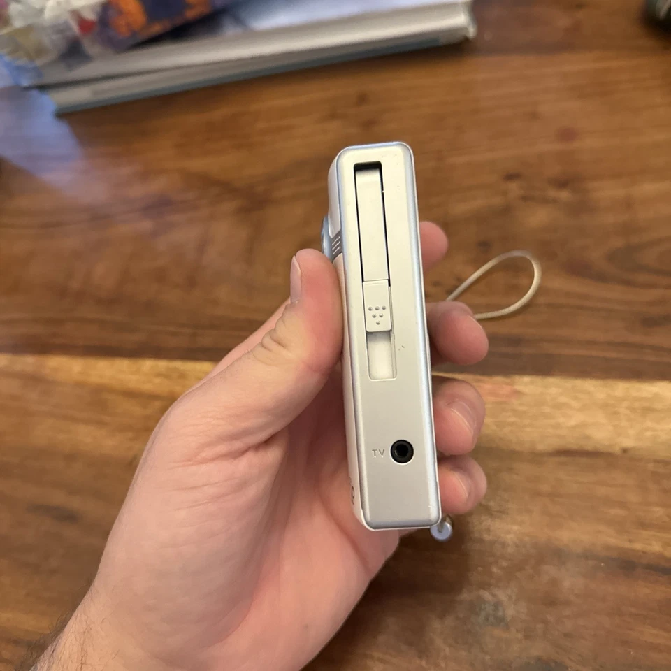 Ultra FLIP Video Camera 2 Generation Tipping Point Camcorder Model U1120W - Image 3 of 4