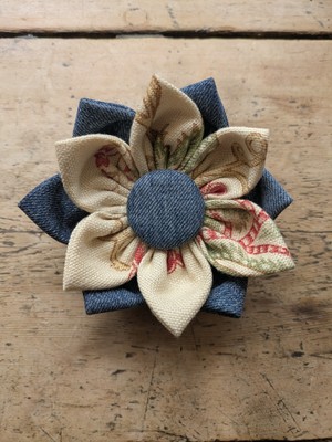 Upcycling Handarbeit blau Denim Kanzashi und Canvas Stoff Blume Brosche OOAK